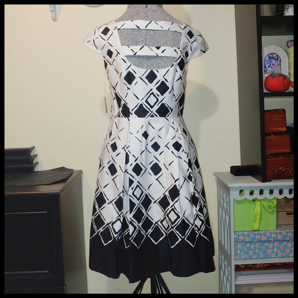 Nine West Princess Cut Black And White Geometric Print Dress - Picture 2 of 6